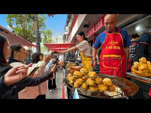 Видео: Вкусная уличная еда в Ухане, Китай: допи, пельмени “гребешок”, свиная рулька, чисто и аккуратно