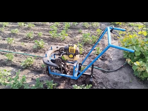 Видео: Мото   окучник и пропольник в работе