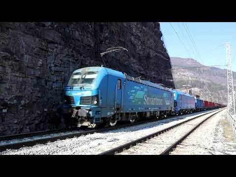 Видео: Смартроните 80 002 & 80 005 водят товарна композиция на "PIMK Rail" през Церово...