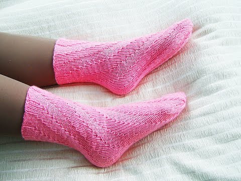 Видео: Спиральные носки спицами. Носки без пятки. Вязание первых носков.