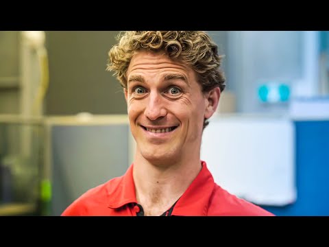 Видео: Когда ПРИТВОРЯЕШЬСЯ СОТРУДНИКОМ МАГАЗИНА - BORED на Русском