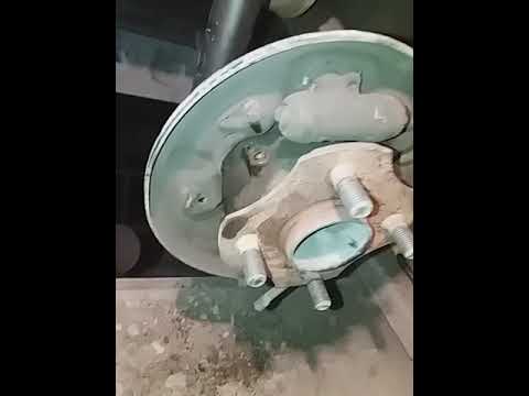 Видео: Как демонтировать заднюю ступицу TOYOTA