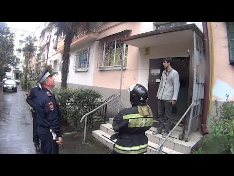 Видео: Агрессивный мужчина. Вызвали полицию