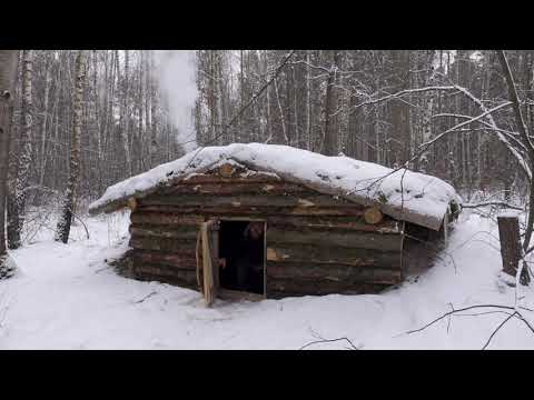 Видео: Атмосферная ночевка в самой большой землянке, бушкрафт, столик в укрытии