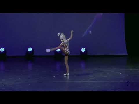 Видео: "Бесстрашный олененок"