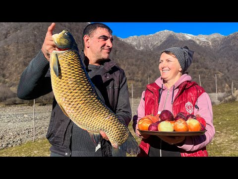 Видео: Готовим КАРПА на Костре в ГОРАХ | ЖИЗНЬ В ДЕРЕВНЕ Релакс Видео