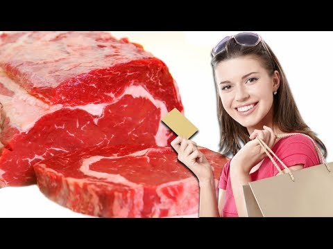 Видео: Покупатели выбирают мясо. Продажа свинины