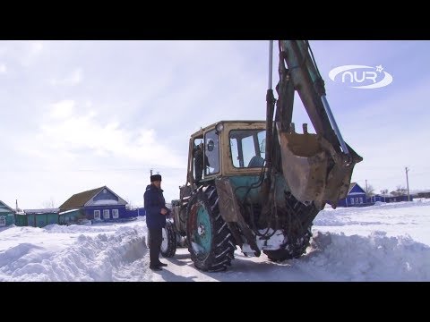 Видео: Имам на тракторе пробивает дорогу односельчанам