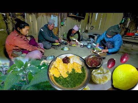 Видео: Карри из крапивы с кукурузой, рисом и приготовлением на деревенской кухне || Острые и кислые соле...