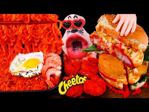 Видео: домашний чизбургер Cheetos с креветками и острой куриной лапшой ASMR (субтитры)
