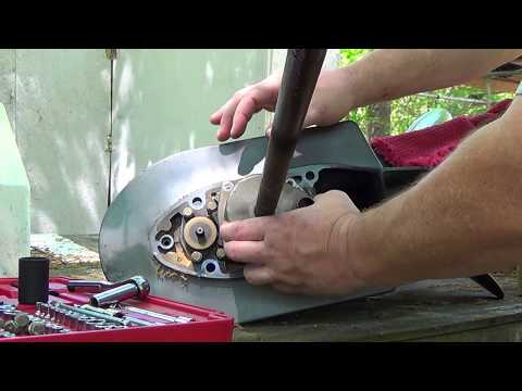 Видео: Замена масла в водяном насосе и нижнем блоке в 115 Mariner