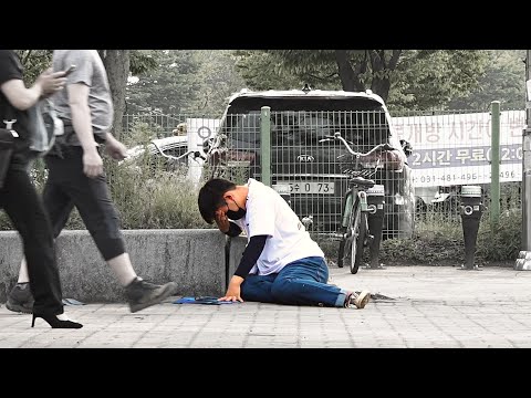 Видео: Мужчина падает на улице от обезвоживания