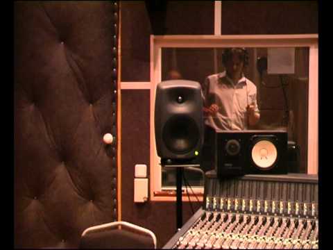 Видео: Гран-КуражЪ - запись вокала (Михаил Житняков) август 2011