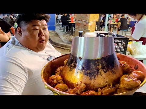 Видео: Отведать "цыпленка в горячем горшочке" на жарком ночном рынке Da Chengzi - это редкое удовольствие!
