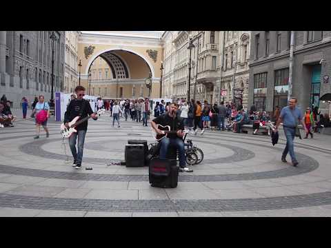 Видео: Уличные музыканты на Дворцовой площади (СПб)