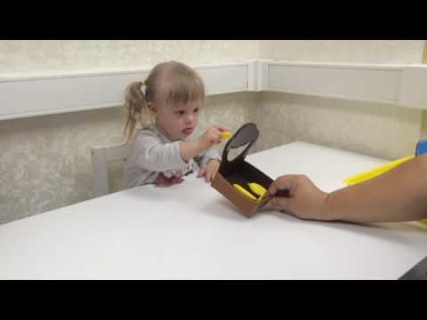 Видео: Развивающие игры. Дуся, 2 года, синдром Дауна