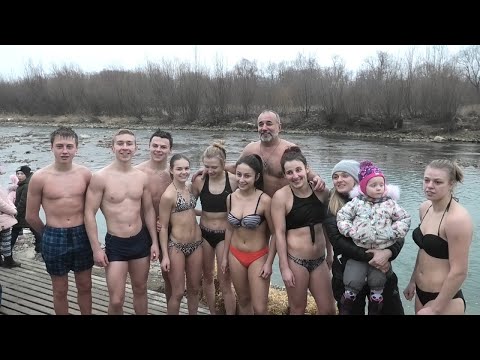 Видео: Купання в річці Бистриця на Водохреща в «Релаксі» 2020
