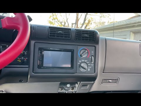 Видео: Установка двухдиновой магнитолы S10 2-го поколения