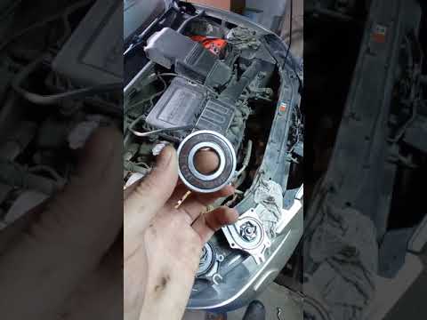 Видео: Замена помпы (водяного насоса) на Мазда 3 1.6 bk и замена холостого (ролика) ременного привода.