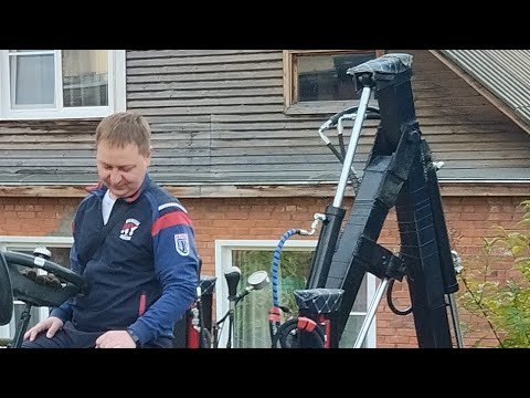 Видео: Погрузчик экскаватор. Планировка ландшафта под навес.