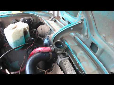 Видео: Замена патрубков системы охлаждения на классике, на примере ВАЗ 2106.