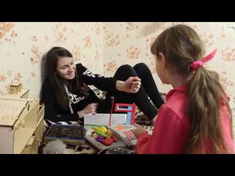 Видео: VLOG Обдираем старые обои. С Костей ещё не помирились