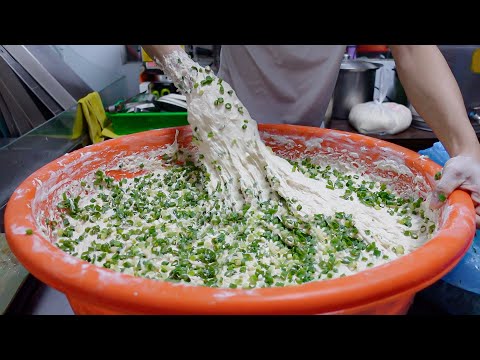 Видео: Сэндвич с жареным хлебом, блин с красной фасолью, блин с луком - тайваньская уличная еда