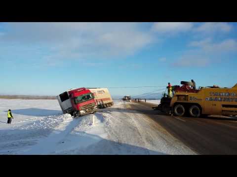 Видео: Фура в кювете . Грузовой эвакуатор в Тамбове .
