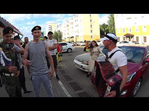 Видео: Встреча брата на дембель песни под гармонь на вокзале.