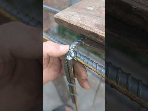 Видео: Как вязать арматуру для ленточного фундамента самому