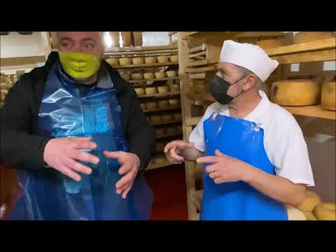 Видео: Учимся варить сыр в Италии.  Часть 2