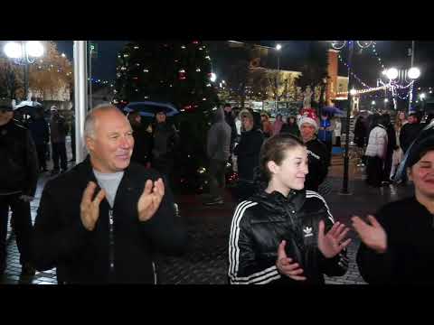 Видео: Коледен базар на открито и празнично светване на елхата пред общината в Гр Брегово 06 12 2024г