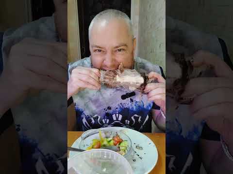 Видео: Варёная баранья шея и салаты с овощами. Мукбанг ням ням.