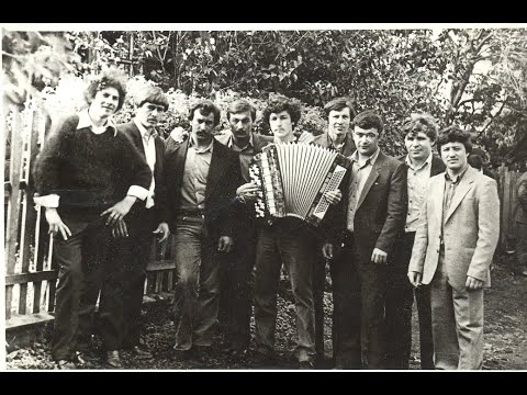 Видео: поет Тахир,на баяне Минхан