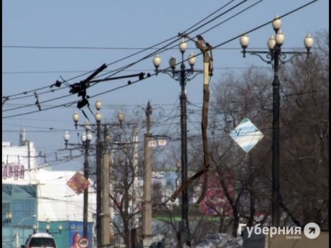 Видео: Движение троллейбусов в Хабаровске остановилось из-за разорванной контактной сети.MestoproTV