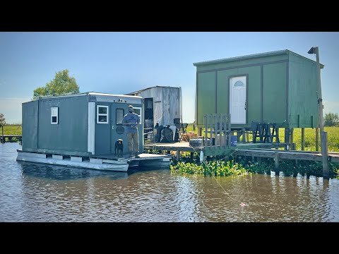 Видео: Кемпинг на плавучем доме в Луизианских болотах без подключения к электросети