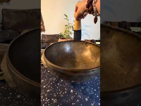 Видео: Вибрации и звук старой тибетской чаши