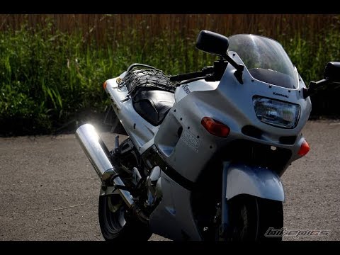 Видео: Обзор kawasaki zzr 400 и почему не стоит бояться второй передачи.