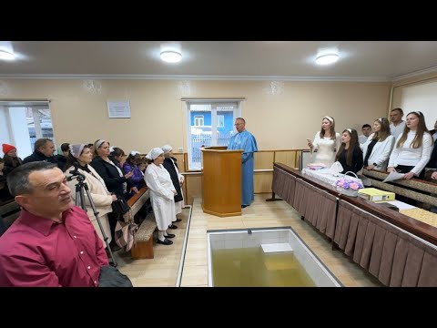 Видео: Люди не помещаются в дом. Праздник крещения  в Новых Аснашанах 19.10.25