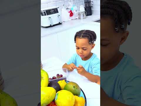 Видео: Все на кухне помогают маме готовить воскресную еду 🍲