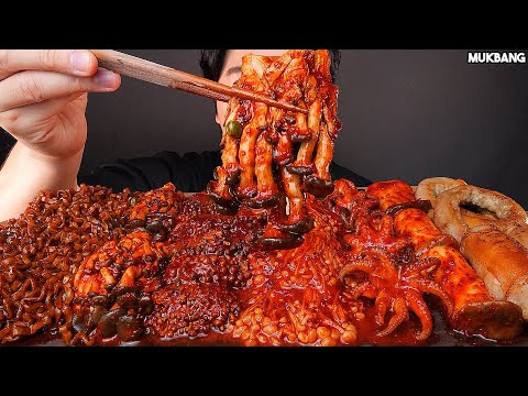 Видео: острые грибы и осьминоги, лапша SPICY MUSHROOM OCTOPUS BLACK BEAN NOODLE EATING ASMR MUKBANG