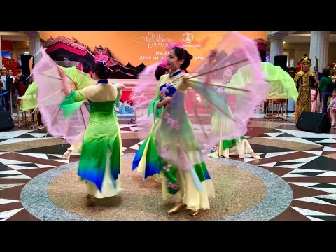 Видео: Китайский танец с большими веерами  «Лотосы»