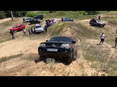 Видео: Mitsubishi Pajero Sport 3.0 VS 2.5D. Сравнительный тест езды по песчаным горкам.