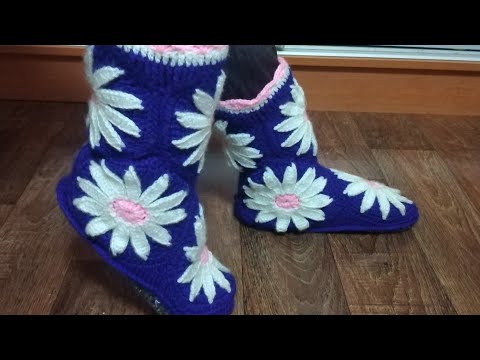 Видео: Тапочки сапожки крючком. Мотив ромашка. How to crochet home slippers, boots. Мастер класс