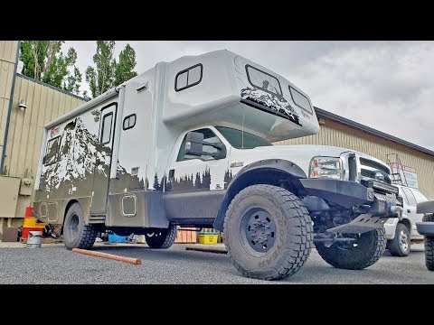 Видео: F-450 Cummins Swapped 4x4 RV Walk Around - Внедорожный кемпер Nitro Gears Ford Truck Camper