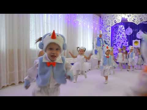 Видео: Гра  Чарівна сніжинка  на новорічному святі 2022 в молодшій групі. Муз. кер. Максюта Г. В.