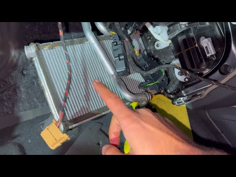 Видео: Как заменить матрицу отопителя Audi A6 C7 - Дует холодный воздух - Нет нагрева