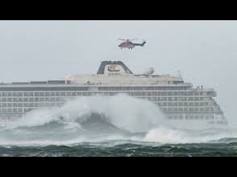 Видео: Пассажирский Круизный Лайнер попал в 12 бальный шторм. Cruise liner hit 12 ball storm!