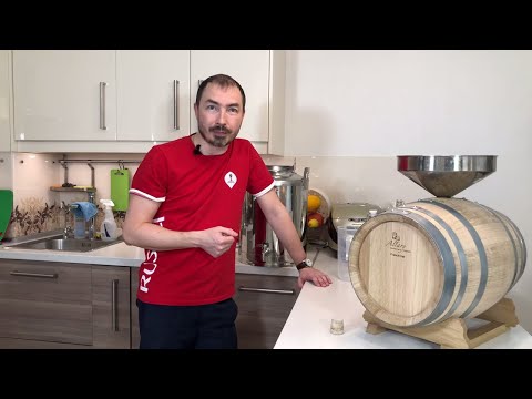 Видео: Подготовка и заливка в бочку Allary из французского дуба абрикосового дистиллята.