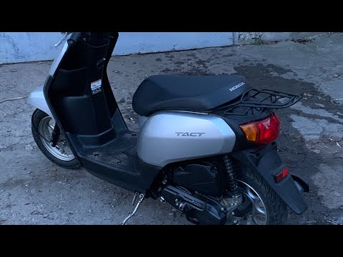 Видео: Honda tact AF-79 2018г резина Continental и замена масла